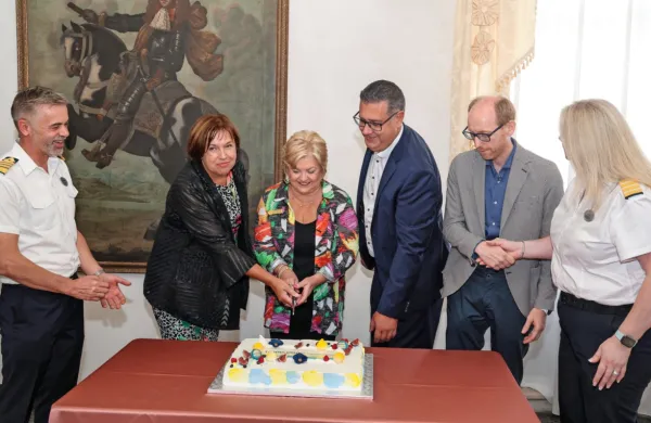 Mesto Koper je danes pozdravilo milijontega gosta oziroma gostjo, 
ki je dopoldne pripotovala s potniško ladjo Enchantment of the 
Seas, ladjarja Royal Caribbean International, Alice Moore (v 
sredini)