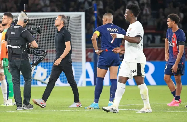 Kylian Mbappe in Warren Zaïre-Emery (desno) nista mogla preprečiti poraza z Nico. Kako bo nocoj na uvodu lige prvakov? 