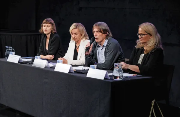 Od leve proti desni: vodja strokovnega programa 26. FSF Portorož 
Veronika Zakonjšek, direktorica Slovenskega filmskega centra 
Nataša Bučar, direktor 26. FSF Portoroz Bojan Labovič in vodja 
projekta 26. FSF Portorož Tjaša Smrekar

