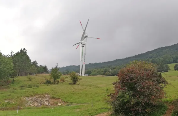 Mlajša vetrnica je manjša, visoka je “le” 50 metrov. 