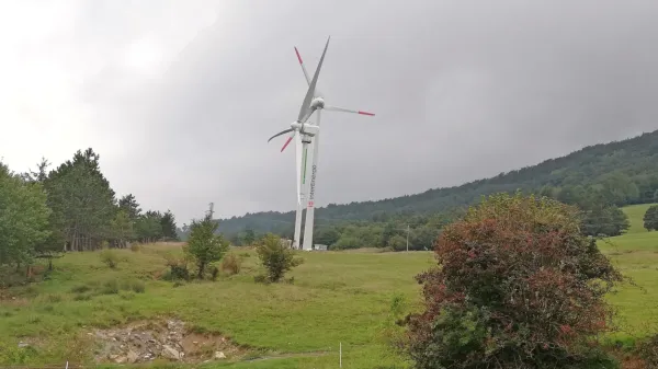 Mlajša vetrnica je manjša, visoka je “le” 50 metrov. 