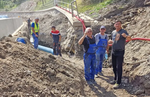 Ekipe pridno polagajo nove cevi, po katerih bo voda kmalu pritekla v Mežiško dolino.