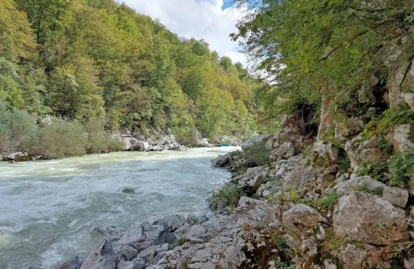 Modri prevrnjen gumenjak je 
še nekaj časa po nesreči Soča 
potiskala ob kamnito 
brežino.