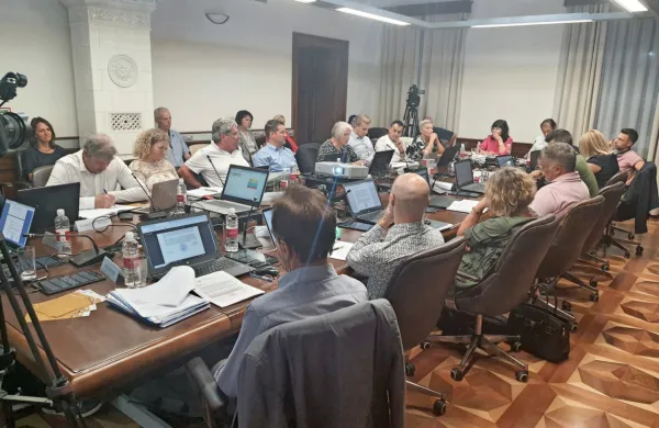 Polovica sežanski občinskih svetnikov meni, da bi bili na čelu 
zdravstvenega doma dobrodošli mladost in svežina. 