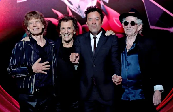V začetku septembra so Rolling Stones novi album predstavili v 
gledališču Hackney Empire v Londonu z neposrednim prenosom 
prek spleta. Na odru se jim je pridružil tudi TV voditelj Jimmy 
Fallon.