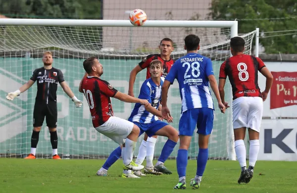 Sežanci (v rdeče-črnih majicah) bodo danes gostovali v Slovenskih 
Konjicah, Dekančani pa bodo jutri igrali doma proti Beltincem. 