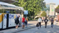 Nekateri prebežniki se (tako kot trije desno na fotografiji) zjutraj   
pomešajo med dijake, potem pa nadaljujejo pot po Erjavčevi ulici 
do meje.