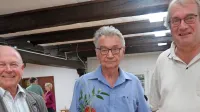 Umetnik in ekselenca fotografije Tihomir Pinter z nekdanjim 
ravnateljem, poznejšim poslancem Samom Bevkom in kustusom 
Tonijem Zelencem na razstavi, ki jo je posvetil Idriji.