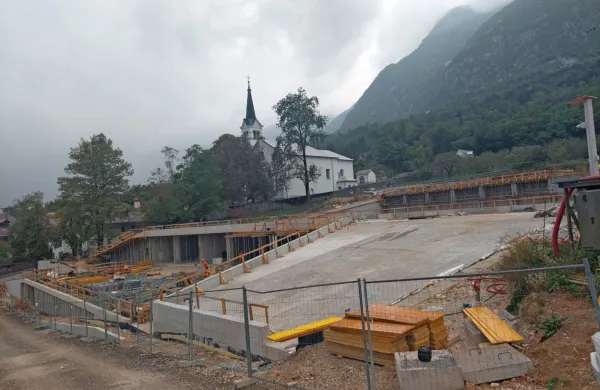 Terasasta športna dvorana je delno vkopana in se   atraktivno 
vključuje v okolje. 