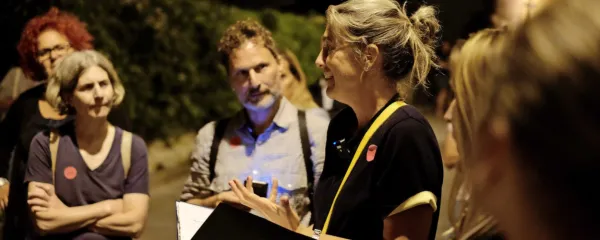 Francesca Pitacco (v ospredju) med nočnim vodenjem po Kavani in 
po sledeh nekdanjih  pisanih časov.