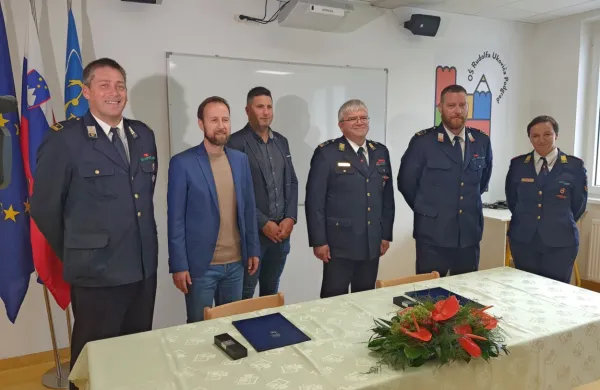 Gasilci PGD Podgrad na čelu s predsednikom Klavdijem Butinarjem (prvi z leve) se veselijo skorajšnjega začetka gradnje 
novega gasilskega doma, ki sta ga s podpisom pogodbe naznanila 
župan Gregor Kovačič in direktor Komunale Sežana Andrej Prunk 
(drugi in tretji z leve). 