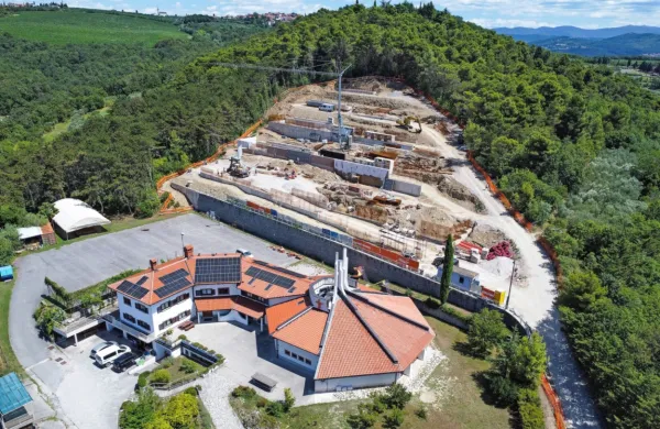 Ko je bila Občina Ankaran po odločitvi ustavnega sodišča že  
samostojna, čeprav še ni bila vzpostavljena, je koprska občina  
družbi Grafist prodala območje pokopališča.