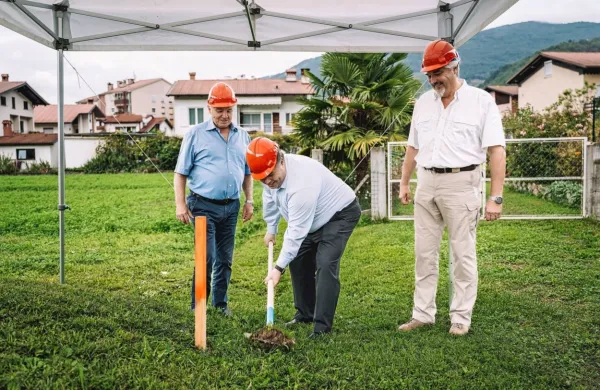 Včeraj je župan občine Kanal ob Soči Miha Stegel z izvajalcem, 
direktorjem podjetja Mensel Daretom Grumom in partnerjem, 
direktorjem podjeta Proadria Rudijem Pogačarjem, simbolično 
zasadil prvo lopato ob začetku del za priključitev na vodni vir 
Mrzlek. 