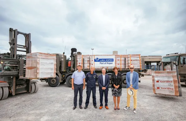 Na včerajšnji primopredaji v Sežani so bili predsednica uprave 
Luke Koper Nevenka Kržan, član uprave in delavski direktor 
družbe Vojko Rotar, direktor Goriških opekarn Vianej Višnjevec, 
vodja družbe Adria Terminali Mitja Dujc in poveljnik regijskega 
štaba Civilne zaščite za Notranjsko in koordinator pomoči Sandi 
Curk