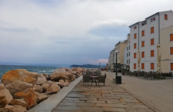 Zaradi izvajanja geomehanskih vrtin v okviru projekta protipoplavnih ureditev mesta Piran bo letos zapora prometa na 
območju Prešernovega nabrežja, Punti veljala vse do 5. novembra.