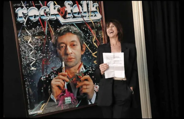 Charlotte Gainsbourg na otvoritvi očetovega domovanja v Parizu