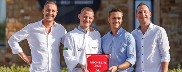 Kogo v Vinakoprovi Hiši refoška je Koper spet postavil na 
Michelinov zemljevid! Na fotografiji so (z leve): Aljoša Mlinar, 
kuhar Tilen Župevec, direktor Vinakopra Borut Fakin in Marko 
Kozel. 