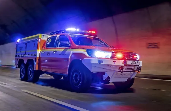 

 Podaljšani Toyotin hilux ima vgrajen dodatni par koles, z višino 
1,85 metra pa bo zmožen dostopati tudi v parkirne hiše.

