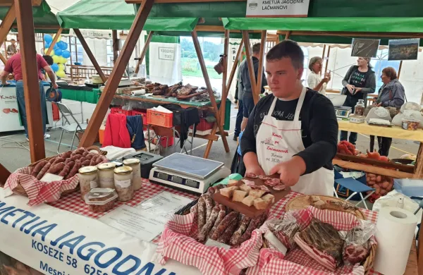 Bistri&scaron;ka tržnica povezala okrog 30 ponudnikov. Obiskovalci letos zaman iskali slive, je pa toliko bolj teknila polenta.