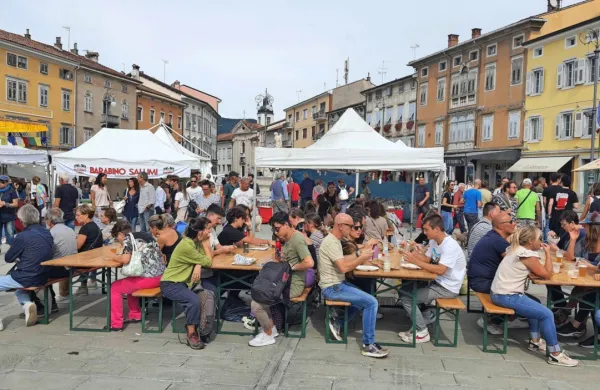 Travnik se je, tako kot številni drugi trgi v Gorici, v času Okusov ob 
meji  spremenil v jedilnico na prostem.