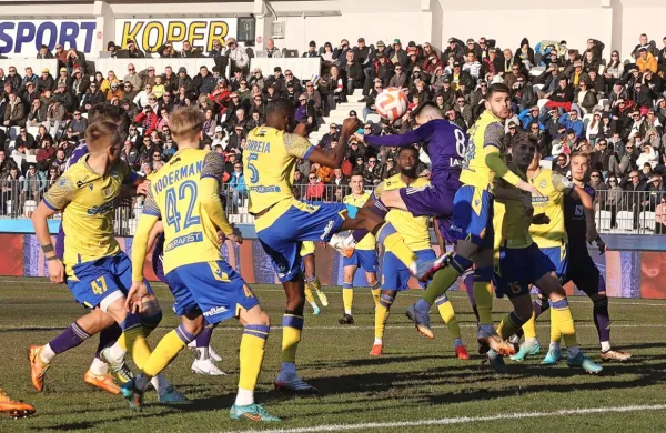 Koper (v rumeno-modri opremi) in Maribor sta se nazadnje pomerila aprila, ko je bilo v Ljudskem vrtu 3:1.