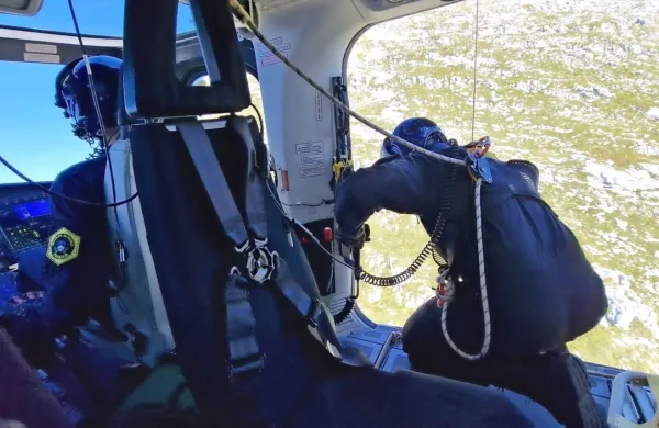 Nemko z bolečim kolenom so dvignili v policijski helikopter. 