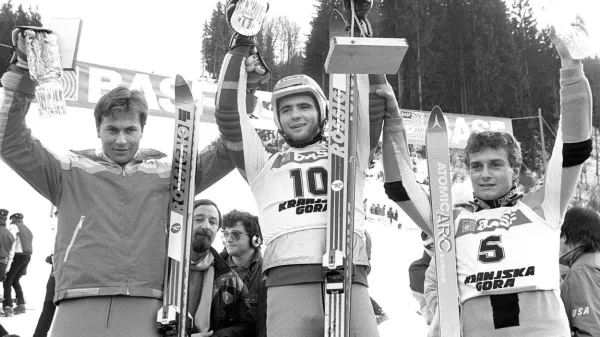 Rok Petrovič (ob njem Šved Jonas Nilsson in Avstrijec Thomas 
Stangassinger) ob nepozabnem in edinstvenem slavju v Kranjski 
Gori.