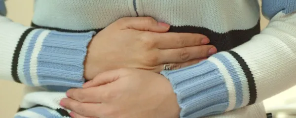 





 

V skladu s splošno razširjenimi stereotipi moški bolečine prenašajo stoično, ženske pa čustveno.  