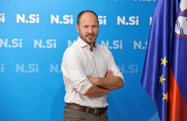 38-letni Jernej Vrtovec, ki je tretji mandat poslanec Nove Slovenije, verjame, da lahko nova generacija 
politikov prinese normalizacijo desne sredine.  
