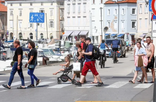 Pet stanovanj je v Piranu, tri pa v Luciji, ki so trenutno v fazi 
prenove.
