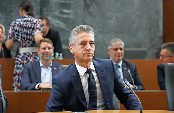 V kabinetu predsednika vlade zatrjujejo, da premier Golob vladno letalo uporablja za službene poti, zasebne poti pa si plačuje sam