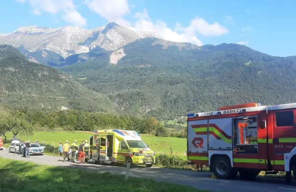 V  nesreči med  Livkom  in  Idrskim  se  je  poškodovala  sopotnica  na  
motorju.  