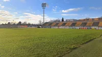 Dobro leto od začetka del reflektorji na sežanskem nogometnem stadionu še vedno ne svetijo, saj izvajalec 
še ni pridobil uporabnega dovoljenja. 