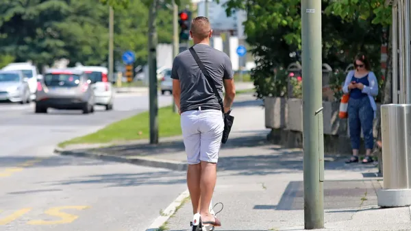 Ali lahko policisti ugotavljajo, če je e-skiro predelan, da dosega vi&scaron;je hitrosti?