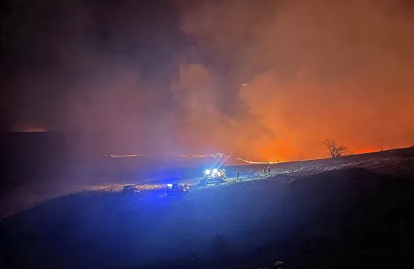 Zagorel tovornjak, naložen z balami papirja (FOTO)