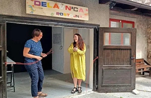 Pod budnim očesom mentorjev bodo mladi v Delavn'ci (na 
fotografiji odprtje) ustvarjali prototipe, projektirali, programirali, 
izdelovali, preizkušali in uresničevali svoje ideje.