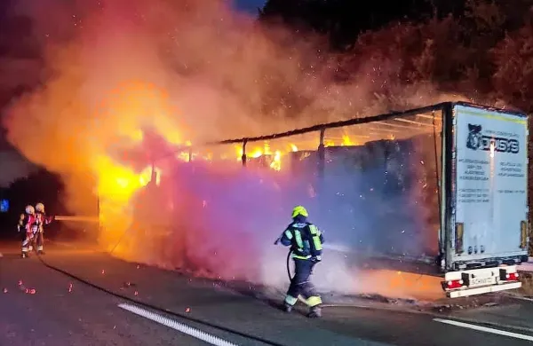 Ko  so  na  avtocesto  prihiteli  gasilci,  je  bil  tovornjak  v plamenih.
