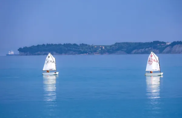 Učence je vožnja z optimisti navdušila. Fotografija je simbolična.