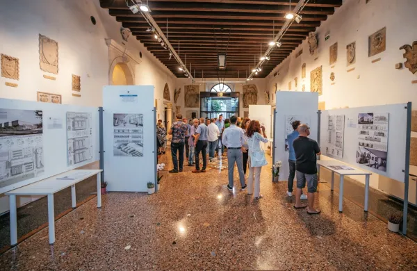 V Pokrajinskem muzeju si obiskovalci lahko ogledajo natečajne 
rešitve za novogradnjo Zdravstvenega centra Koper