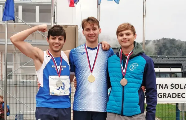 V troskoku sta bila najboljša člana AK Gorica Filip Bizjak (v sredini) 
in Maj Cizera Turk (levo).
