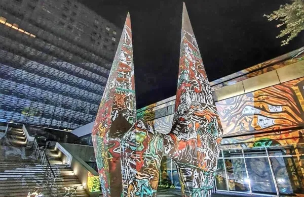 Umetnica Claudia Reh je  Rusjanov kip že ”poslikala” s svetlobnimi 
grafiti.