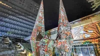 Umetnica Claudia Reh je  Rusjanov kip že ”poslikala” s svetlobnimi 
grafiti.
