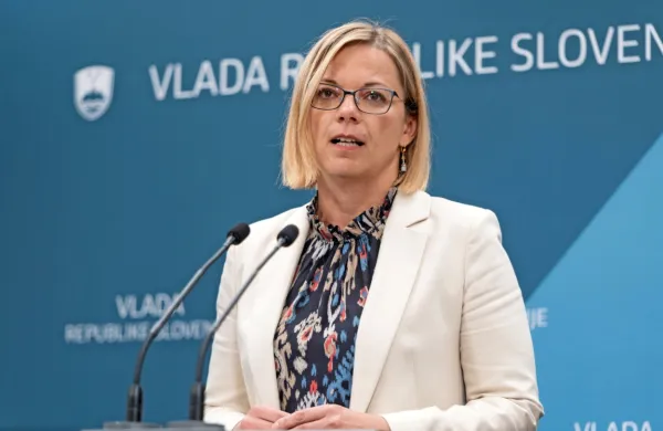 Koalicijski partnerji so z odzivi na očitke ministrici Sanji Ajanović 
Hovnik o visokih stroški službene poti v New York in morebitnem 
netransparentnem razdeljevanju javnega denarja zadržani.