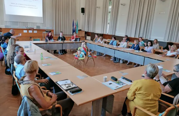 Kako ravnati, ko se srečamo z nasiljem otroka ali mladostnika, so 
se pogovarjali na okrogli mizi v Novi Gorici, ki jo je MDPM za 
Goriško za strokovno javnost    pripravilo  v okviru obeleževanja 
svoje 70. obletnice.  