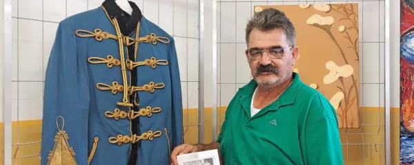 Stojan Kosmina s knjižico spominov vojaka Jožefa Kosmine, ki je 
služil v prvi svetovni vojni