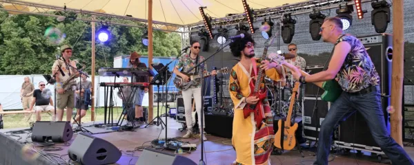  (Večinoma) primorska  zasedba The Dukes of Prunes je s ponosom 
nastopila na 32. Zappanalu.