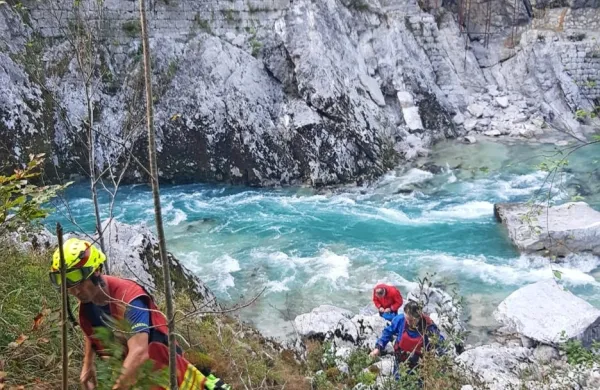 Nemka se je prevrnila s kajakom in priplavala na breg