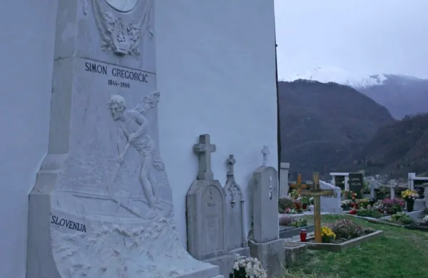Grob Simona Gregorčiča v Vrsnem