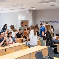 Nič več niso dijakinje in dijaki, pač pa so postali brucke in bruci (FOTO)
