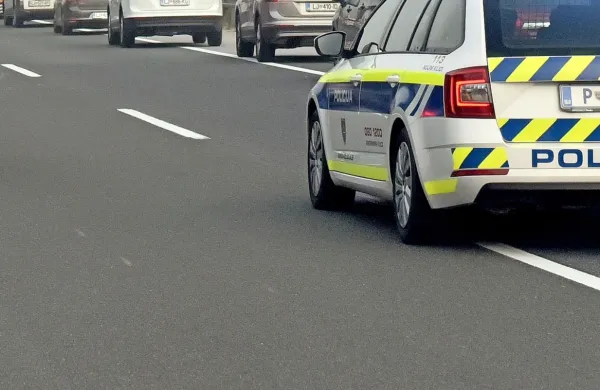 Fernetiči: z audijem, polnim prebežnikov, bežal pred policisti